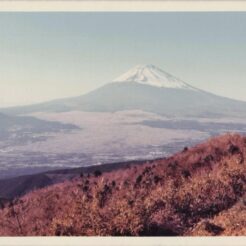 1980-11-01 箱根町 海ノ平からの富士山<br>おじいちゃんの車（日産スカイライン）でおばあちゃんと行った箱根旅行