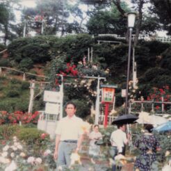 1982-06-01 山形県南陽市 双松公園に立つおじいちゃん<br>おじいちゃんとおばあちゃんの山形旅行