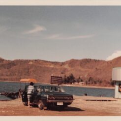 1982-12-01 群馬県 赤城山 大沼 おじいちゃんの車（スカイライン）に乗り込むおばあちゃん<br>1982年12月におじいちゃんの運転でおばあちゃんと群馬県・赤城山へドライブデートをする