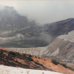 1982-12-01 群馬県吾妻郡草津町 草津白根山 湯釜<br>1982年におじいちゃんとおばあちゃんで行った草津