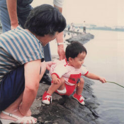 1986-09-14 おじいちゃん、おばあちゃんと多摩川で遊ぶ<br>おじいちゃんおばあちゃんと多摩川の土手沿いで遊ぶCOTA