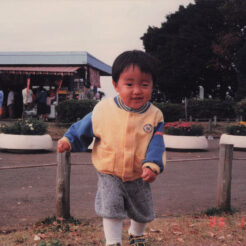 1986-11-16 野毛山公園で歩くCOTA<br>野毛山公園で歩くCOTA