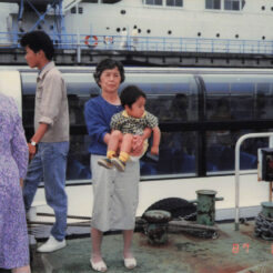 1987-06-14 おばあちゃんと船から降りる<br>横浜の水上バス（シーバス）から降りる