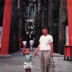 1987-08-12 箱根神社でおばあちゃんと<br>箱根神社でおばあちゃんと手を繋ぎながら振り返るCOTA