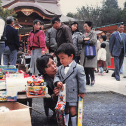 1987-11-15 実家近くの神社<br>おばあちゃんと話すCOTA