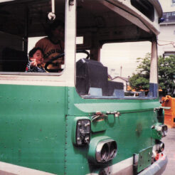 1988-05-14 公園のバスを運転するCOTA<br>公園にある都バスを運転するCOTA