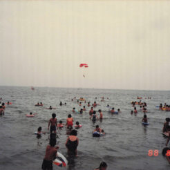 1988-08-07 三浦海岸の海水浴客の様子<br>三浦海岸での海水浴客