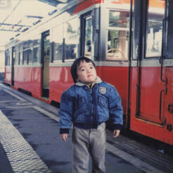 1989-03-12 箱根登山鉄道 強羅駅にいるCOTA<br>箱根登山鉄道 強羅駅のホームに立つCOTA