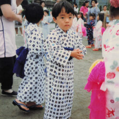 1989-07-04 幼稚園で盆踊りに参加するCOTA<br>幼稚園の園庭で着物姿で盆踊りに参加するCOTA