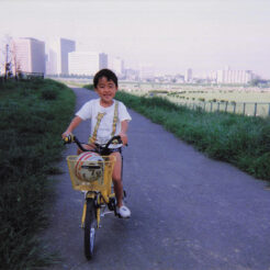 1991-07-28 多摩川沿いで時電車に乗るCOTA<br>多摩川沿いの土手で自転車に乗るCOTA