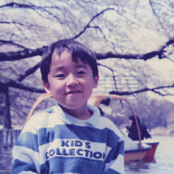 1992-04-01 井の頭公園の池の前で<br>おじいちゃんと一緒に行った井の頭公園の池の前に立っているCOTA