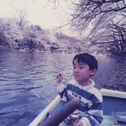 1992-04-01 井の頭公園で手漕ぎボートに乗るCOTA<br>おじいちゃんと井の頭公園のボートに乗っているCOTA。鳥に食パンをあげている（現在は自粛を求めている活動がされており推奨もされない）