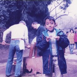 1995-02-12 横浜市 三溪園 つきたての餅を食べるCOTA<br>横浜三淡園デ 	外苑入園科300円内苑料300円