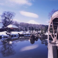 1998-03-09 山梨県南都留郡 忍野村 雪景色の忍野八海<br>忍野村 デ 富士山 （おじいちゃんの息子）の車で忍野