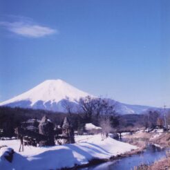 1998-03-09 山梨県南都留郡 忍野村 富士山と小川<br>忍野村 デ 富士山 （おじいちゃんの息子）の車で忍野