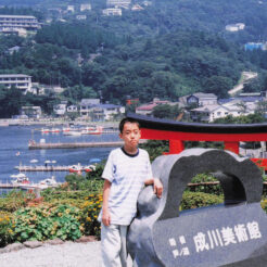 1998-08-04 箱根の成川神社に立つCOTA<br>箱根の成川美術館から芦ノ湖とともに映るCOTA