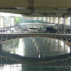 2004-05-03 13;58;03 横浜・フランス橋からの川の景色<br>元街から港の見える丘公園に行く途中の中村川のフランス橋