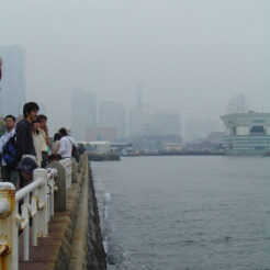 2004-05-03 13;45;24 横浜・山下公園<br>山下公園からみなとみらい方面を望む（横浜港）