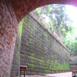 2004-06-27 14;03;08 整備された猿島の遊歩道<br>横須賀沖の猿島の中にあるトンネル。整備される前の90年代までは照明もなく、入り口で懐中電灯を借りて入り、中は未舗装だった