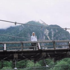 2004-08-04 上高地 河童橋の上に立っているおばあちゃん<br>河童橋 白樺荘にとまる 3日の夕方 田代池。乗鞍スカイライン デ 花と山