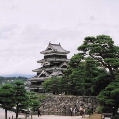 2004-08-05 松本市 遠くから見た松本城<br>松本市