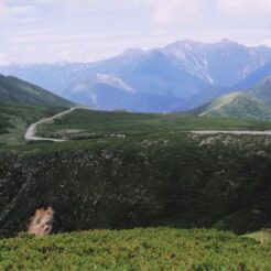 2004-08-04 長野県松本市 乗鞍スカイライン 続く道<br>乗鞍岳・乗鞍高原・乗鞍スカイライン・奥飛騨温泉郷