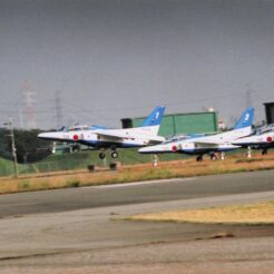 2004-11-03 入間基地 入間航空祭 T-4<br>入間航空祭 F-156 F-4EJ YS-11 レ-107 T-4 F-1 F-2 U-125 E-2C 朝のうちは曇つていたが午ごは晴れ