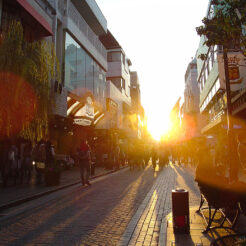 2004-11-21 16;02;10 夕日に染まる元町商店街<br>夕焼けと元町ショッピングストリート