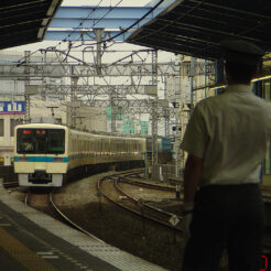 2005-07-06 15-27-15 本厚木駅で駅員のバイトをする友達を撮影（駅貼り付けポスター用）<br>駅のバイト募集用のポスター制作のために友達を撮影しに本厚木駅へ