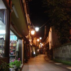 2005-08-31 20-43-46 渋温泉の夜<br>渋温泉の商店と夜