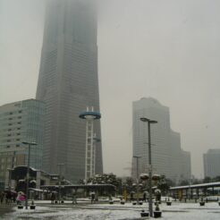 2006-01-21 13-30-29雪雲に覆われたランドマークタワー<br>関東南部大雪。21日の明け方から夕方にかけて積雪量が10cmを超える雪になった