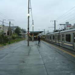 2006-04-02 15-09-45 衣笠駅のホーム<br>衣笠駅