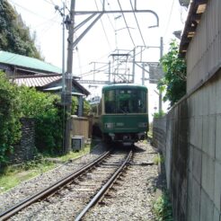 2006-05-04 10-40-16玄関先を走る江ノ電<br>民家の軒先を通る江ノ電