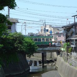 2006-05-04 10-50-18江ノ電と橋<br>川の上の鉄橋を走る江ノ電