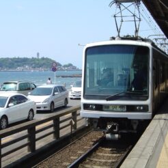 2006-05-04 11-08-45鎌倉高校前駅と江ノ島<br>江ノ島と江ノ電の車両