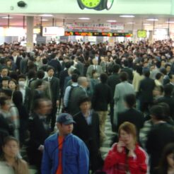 2006-05-11 08-46-13電車の遅延で混雑する品川駅<br>電車の遅延で混雑する朝の品川駅