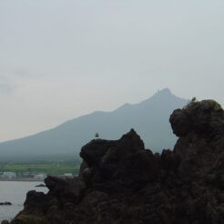 2006-08-15 16-19-04 利尻岳と仙法志御崎海岸<br>利尻島の北端 トドがたくさんいた