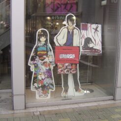 2006-10-06 地獄少女カフェ 店頭ポップ<br>アニメ「地獄少女」のカフェ。通称冥土カフェ。メニューも見た目もグロテスクな黒縄(イカスミソーセージとポテトサラダ)、「黒い魂」（コーヒー）や「神社応援」（ジンジャエール）、「刺激」（ジントニック）、泥沼（とろけるソースが入ったフォンダンショコラ）など。