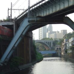 2006-10-13 15-36-16 秋葉原から神田川沿いの風景<br>JR中央東線の鉄橋など