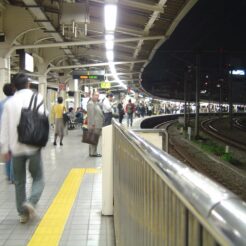 2006-10-19 18-36-20カーブした飯田橋駅ホーム<br>学校帰りに飯田橋周辺の散策