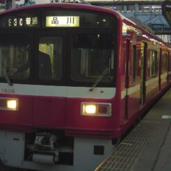 2007-01-27 17-07-16 脱線事故で京急蒲田で抑止している普通車<br>京急品川駅で発生した脱線事故