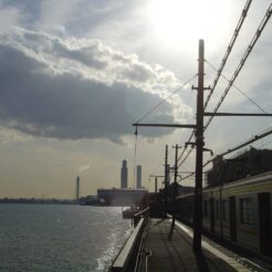 2007-03-14 15-41-30海芝浦駅のホームと電車<br>鶴見線沿線を巡る旅