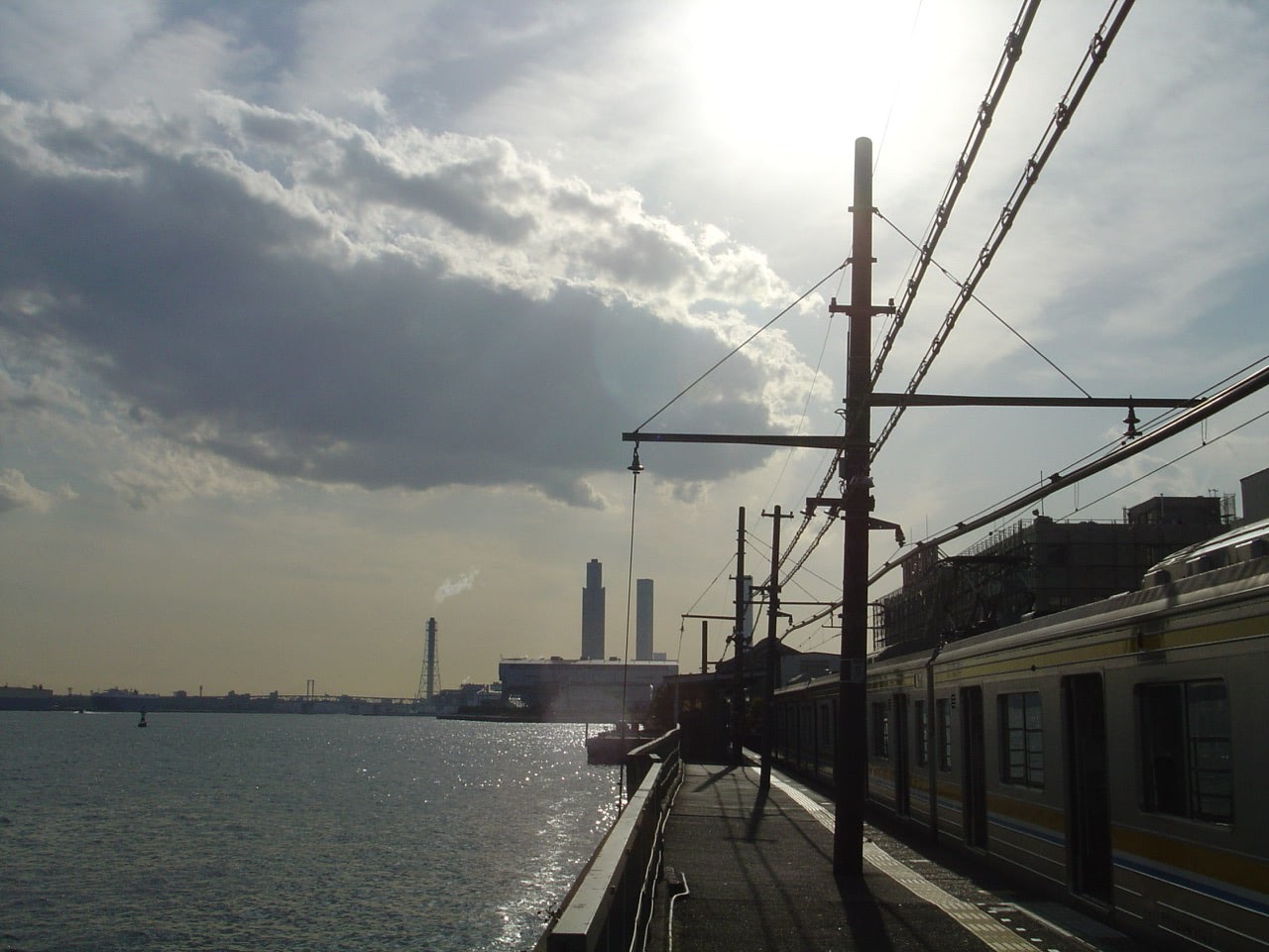 2007 03 14 15 41 30海芝浦駅のホームと電車