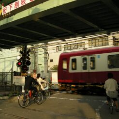 2007-04-07 16-50-09京急蒲田付近の立体化事業の影響で背の低い踏切<br>京急蒲田付近連続立体交差事業が進む街並み