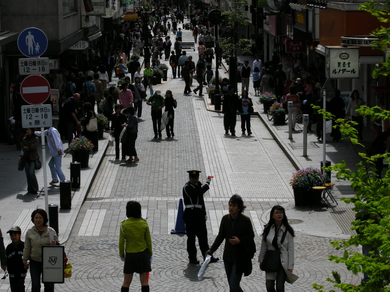 2007 04 22 14 05 57元町ショッピングストリートと交通整理のスタッフ