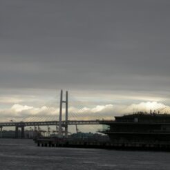 2007-07-16 14-14-03横浜大桟橋<br>赤レンガ倉庫から大桟橋を望む