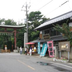 2007-07-29 13-25-26鷲宮神社の参道と鳥居<br>らき☆すたで舞台となったことで町おこしをしている鷲宮周辺を歩く