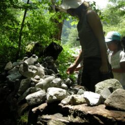 2007-08-05 12-00-38上高地にあった積み石<br>軽井沢から上高地に抜けた