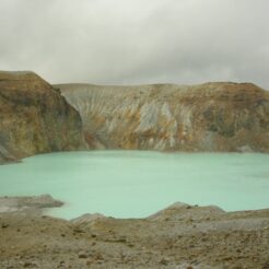 2007-08-04 14-28-21群馬草津町の白根山の湯釜<br>軽井沢から上高地に抜けた