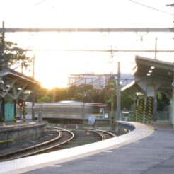 2007-09-16 17-37-11夕方の朝の駅と鶴見線の電車<br>鶴見線沿線を辿ったあとに元町で夜景をとる